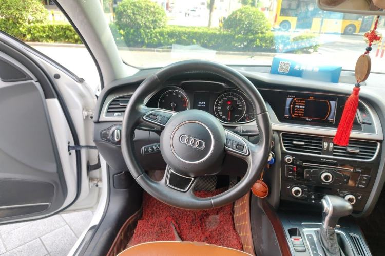 Used Audi A4L 2015 35 TFSI Automatic Comfort Model Steering Wheel