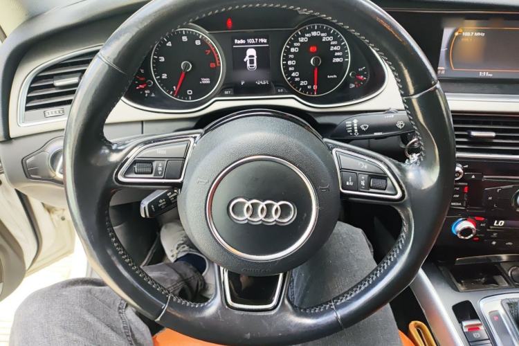 Used Audi A4L 2015 35 TFSI Automatic Standard Model Steering Wheel