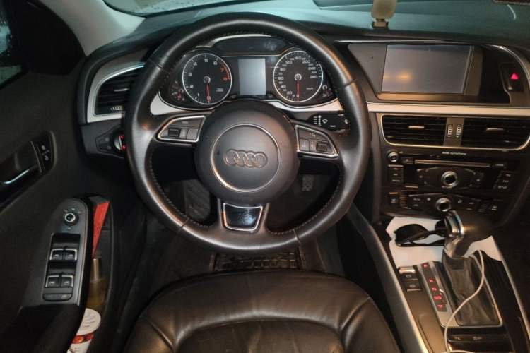 Used Audi A4L 2015 35 TFSI Automatic Standard Model Steering Wheel