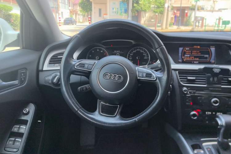 Used Audi A4L 2015 35 TFSI Automatic Standard Model Steering Wheel