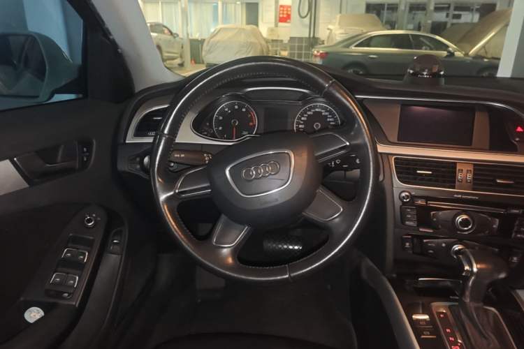 Used Audi A4L 2015 30 TFSI Automatic Comfort Model Steering Wheel