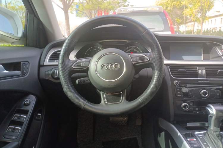 Used Audi A4L 2015 35 TFSI Automatic Standard Model Steering Wheel