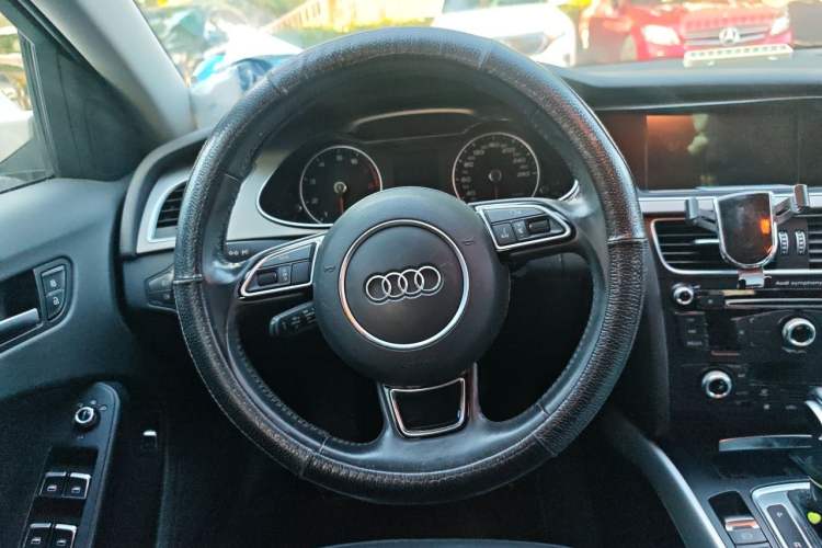 Used Audi A4L 2015 35 TFSI Automatic Standard Model Steering Wheel
