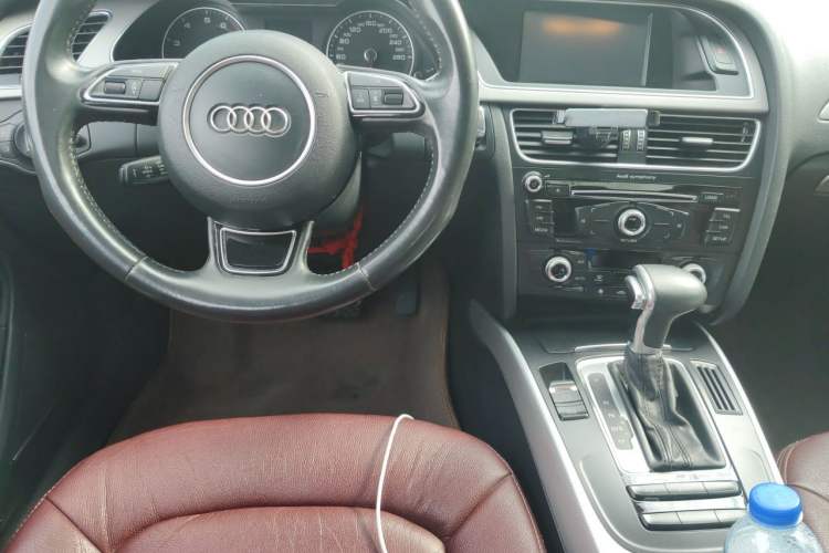 Used Audi A4L 2015 35 TFSI Automatic Standard Model Steering Wheel