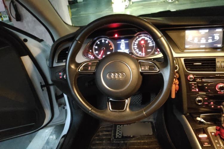 Used Audi A4L 2015 35 TFSI Automatic Standard Model Steering Wheel
