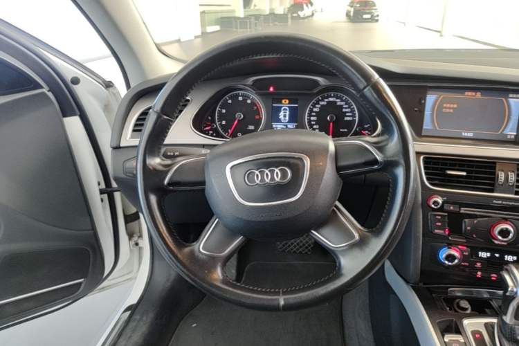 Used Audi A4L 2015 30 TFSI Automatic Comfort Model Steering Wheel