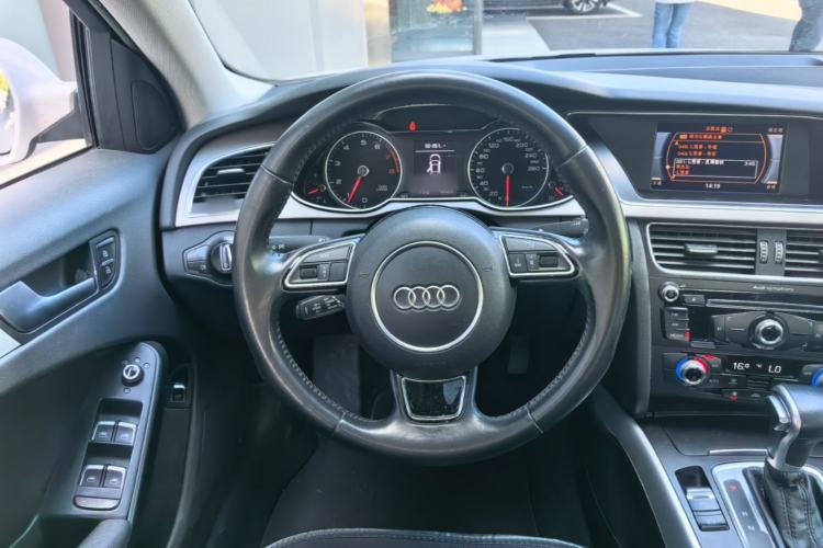 Used Audi A4L 2015 35 TFSI Automatic Standard Model Steering Wheel