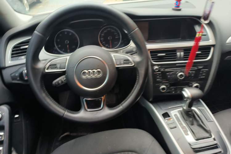 Used Audi A4L 2015 35 TFSI Automatic Standard Model Steering Wheel