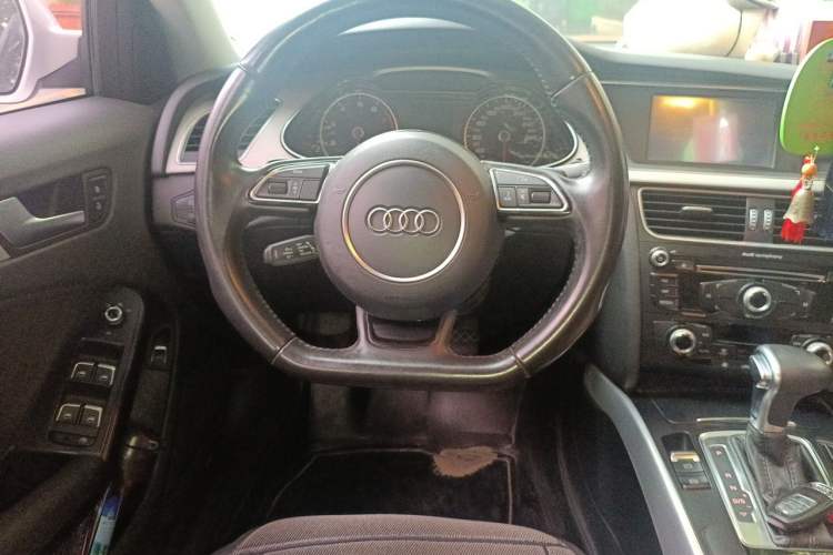 Used Audi A4L 2015 35 TFSI Automatic Standard Model Steering Wheel