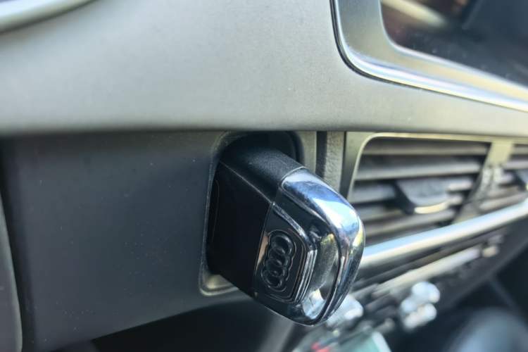 Used Audi A4L 2015 35 TFSI Automatic Standard Model Vehicle Key