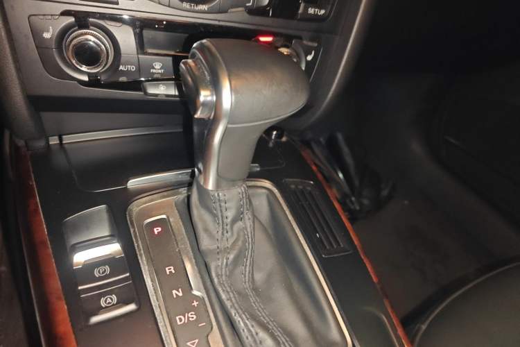 Used Audi A4L 2015 35 TFSI Automatic Comfort Model Gear Lever