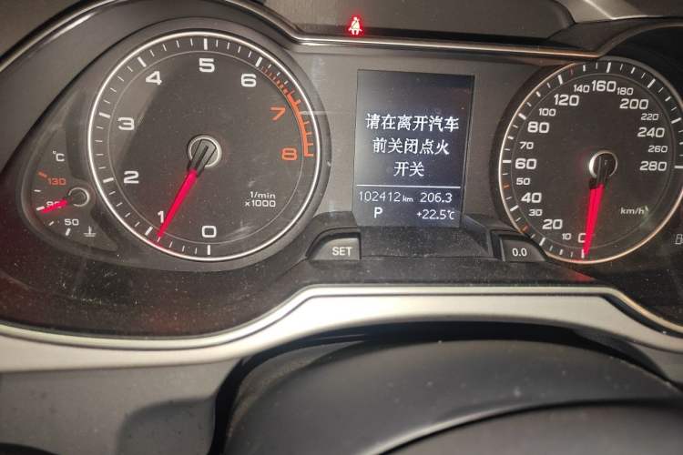 Used Audi A4L 2015 35 TFSI Automatic Comfort Model Odometer Close Up