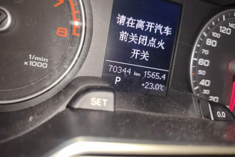 Used Audi A4L 2015 35 TFSI Automatic Comfort Model Odometer Close Up