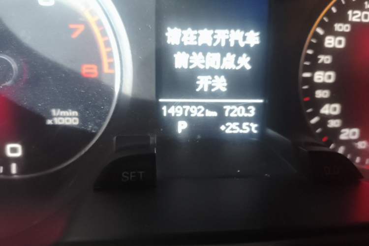 Used Audi A4L 2015 35 TFSI Automatic Comfort Model Odometer Close Up