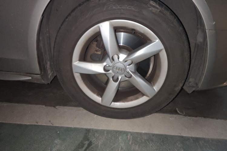 Used Audi A4L 2015 35 TFSI Automatic Standard Model Right Front Wheel Hub
