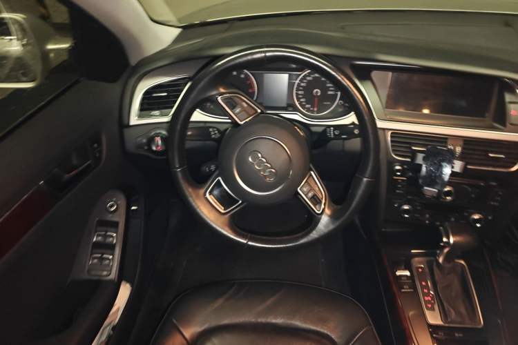 Used Audi A4L 2015 35 TFSI Automatic Comfort Model Steering Wheel