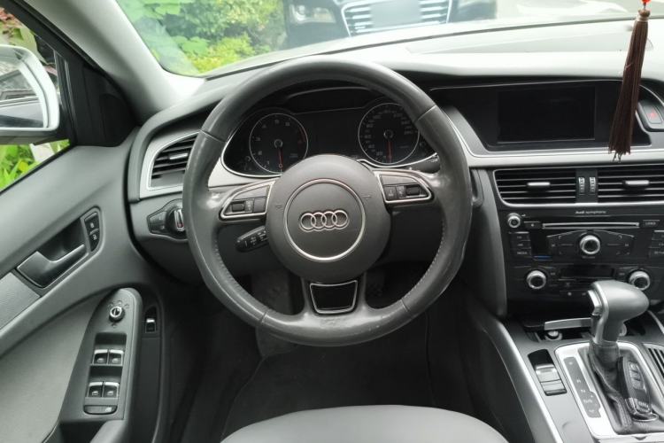 Used Audi A4L 2015 35 TFSI Automatic Standard Model Steering Wheel
