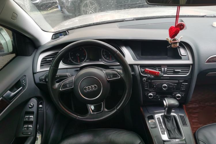 Used Audi A4L 2015 35 TFSI Automatic Standard Model Steering Wheel