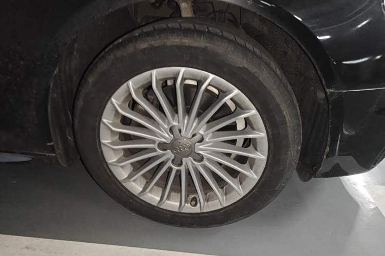 Used Audi A4L 2016 35 TFSI Collection Edition S line Comfort Model Right Front Wheel Hub