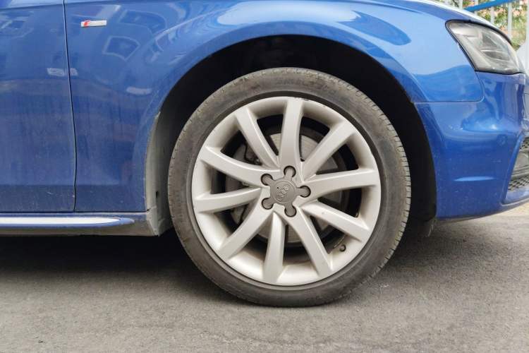 Used Audi A4L 2016 45 TFSI Collection Edition quattro Personalized Sports Model Right Front Wheel Hub