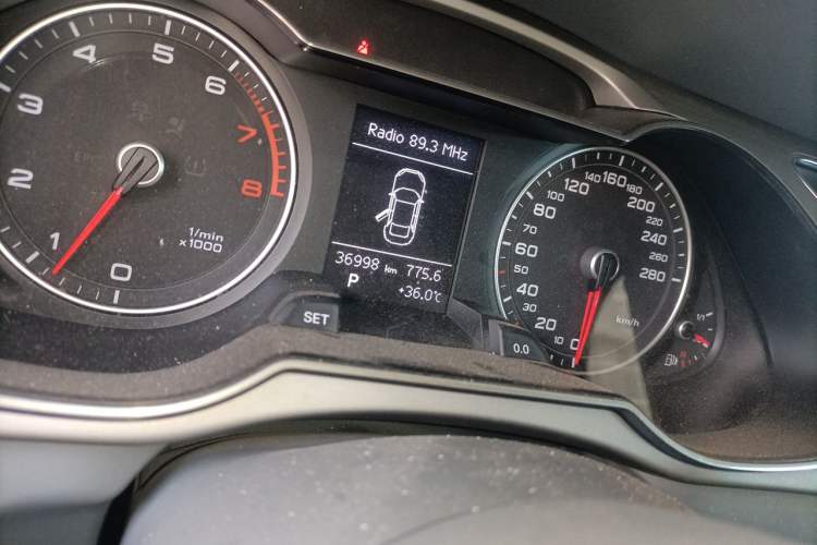 Used Audi A4L 2016 35 TFSI Automatic Standard Model Odometer Close Up