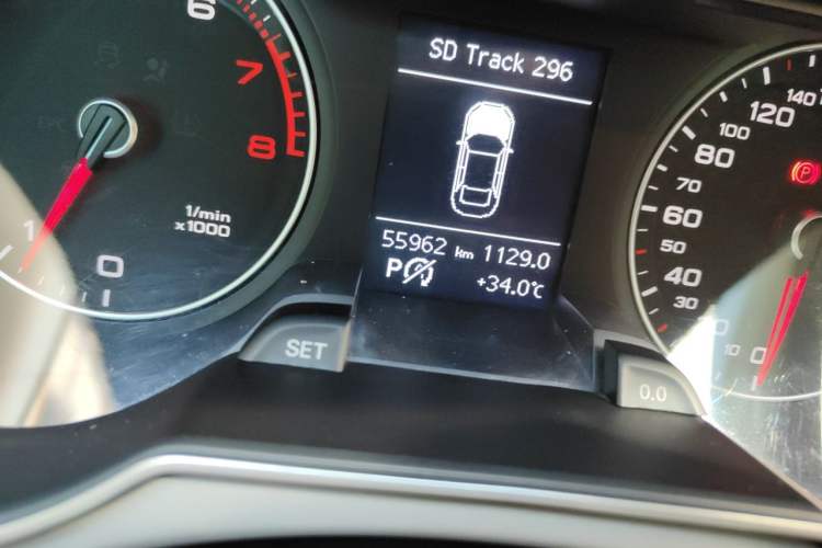 Used Audi A4L 2016 35 TFSI Collector's Edition Automatic Standard Model Odometer Close Up