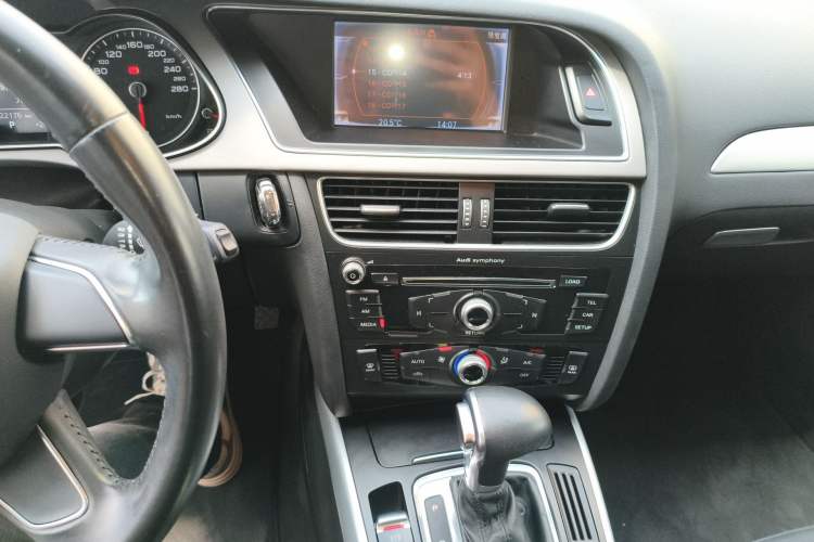Used Audi A4L 2016 30 TFSI Collector's Edition Automatic Comfort Model Audio And AC Panel