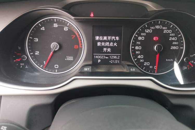 Used Audi A4L 2016 35 TFSI Collector's Edition Automatic Standard Model Odometer Close Up