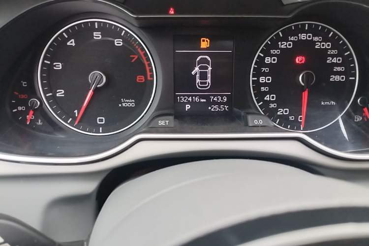 Used Audi A4L 2016 35 TFSI Automatic Comfort Model Odometer Close Up