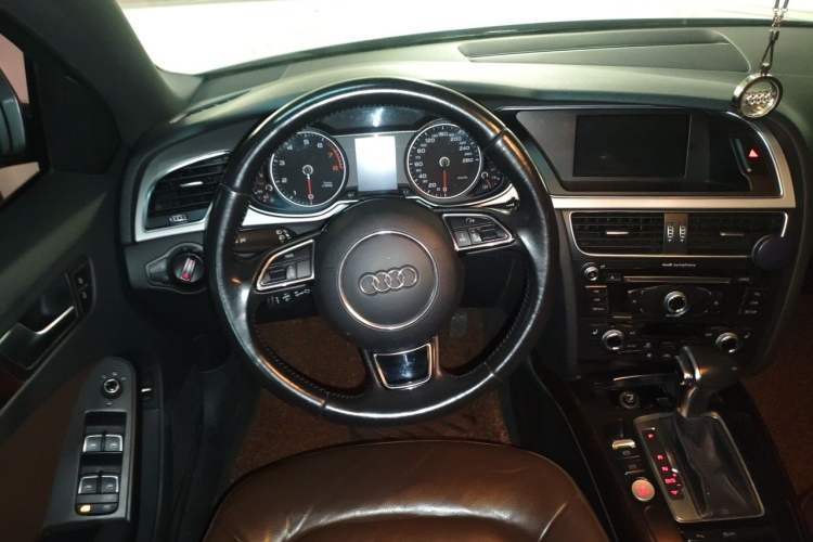 Used Audi A4L 2016 35 TFSI Collection Edition S line Comfort Model Steering Wheel