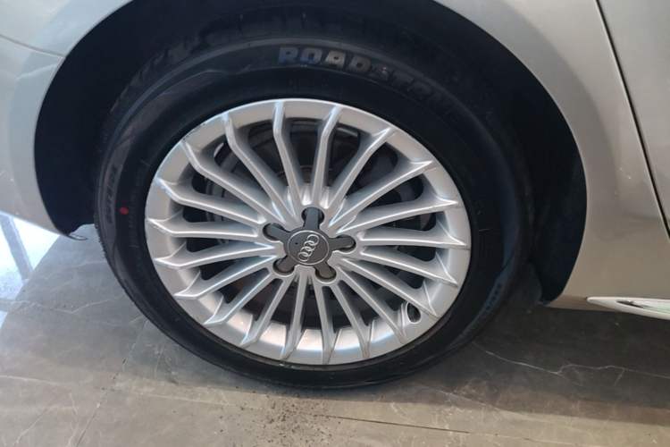 Used Audi A4L 2016 35 TFSI Collector's Edition Automatic Standard Model Right Rear Wheel Hub