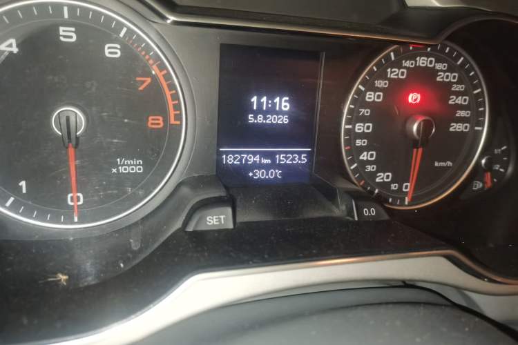 Used Audi A4L 2016 35 TFSI Collection Edition S line Comfort Model Odometer Close Up