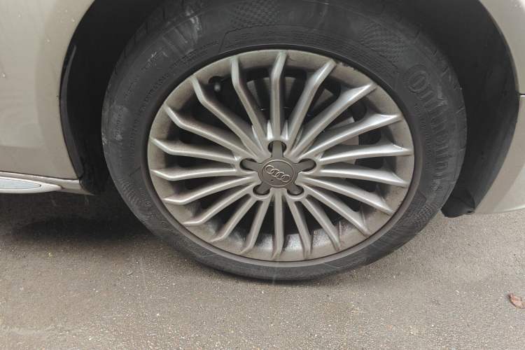Used Audi A4L 2016 35 TFSI Collector's Edition Automatic Standard Model Right Front Wheel Hub