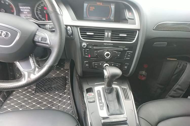 Used Audi A4L 2016 30 TFSI Collector's Edition Automatic Comfort Model Audio And AC Panel