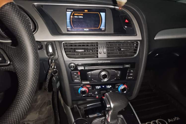 Used Audi A4L 2016 35 TFSI Automatic Standard Model Audio And AC Panel
