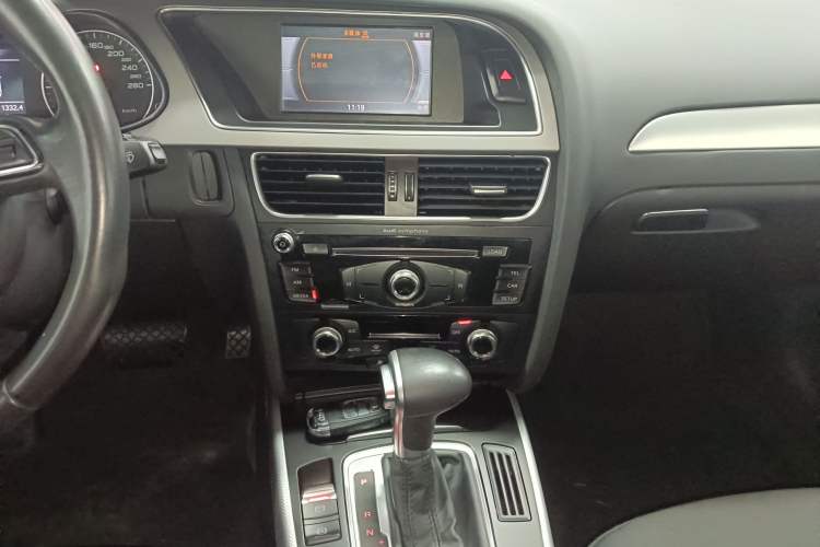 Used Audi A4L 2016 35 TFSI Collector's Edition Automatic Standard Model Audio And AC Panel