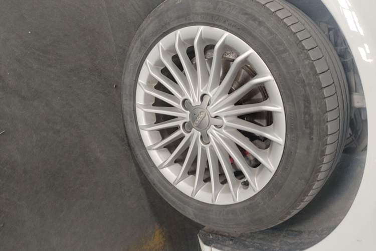 Used Audi A4L 2016 35 TFSI Collection Edition S line Comfort Model Left Front Wheel Hub