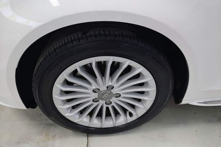 Used Audi A4L 2016 35 TFSI Collector's Edition Automatic Standard Model Left Front Wheel Hub