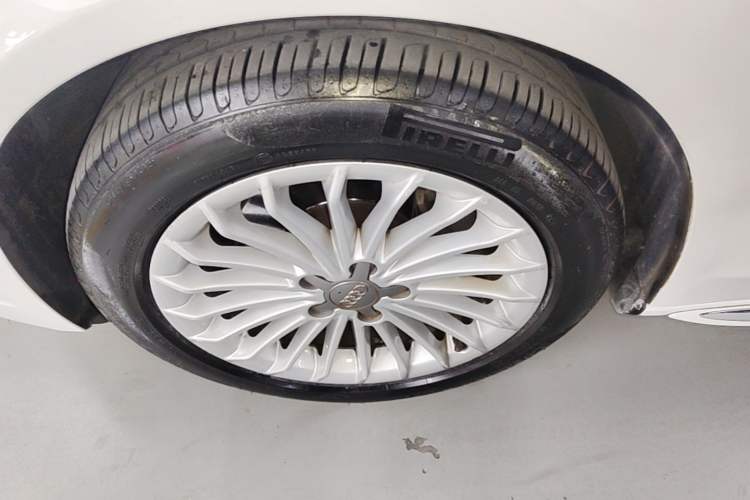 Used Audi A4L 2016 35 TFSI Collection Edition S line Comfort Model Left Front Wheel Hub