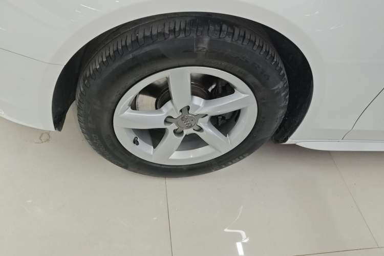 Used Audi A4L 2016 30 TFSI Collector's Edition Automatic Comfort Model Left Front Wheel Hub