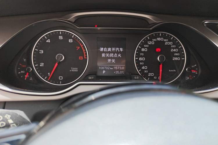 Used Audi A4L 2016 35 TFSI Automatic Comfort Model Odometer Close Up