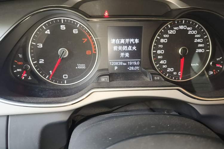 Used Audi A4L 2016 35 TFSI Collector's Edition Automatic Standard Model Odometer Close Up
