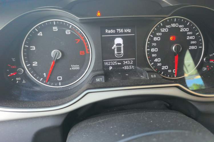 Used Audi A4L 2016 35 TFSI Automatic Comfort Model Odometer Close Up