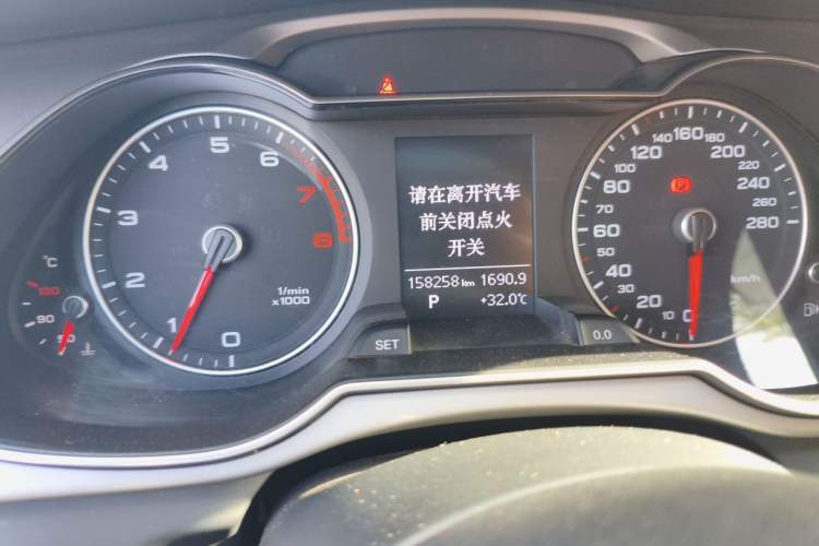 Used Audi A4L 2016 35 TFSI Collector's Edition Automatic Standard Model Odometer Close Up