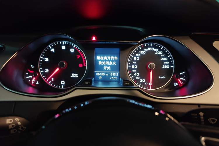 Used Audi A4L 2016 35 TFSI Automatic Comfort Model Odometer Close Up
