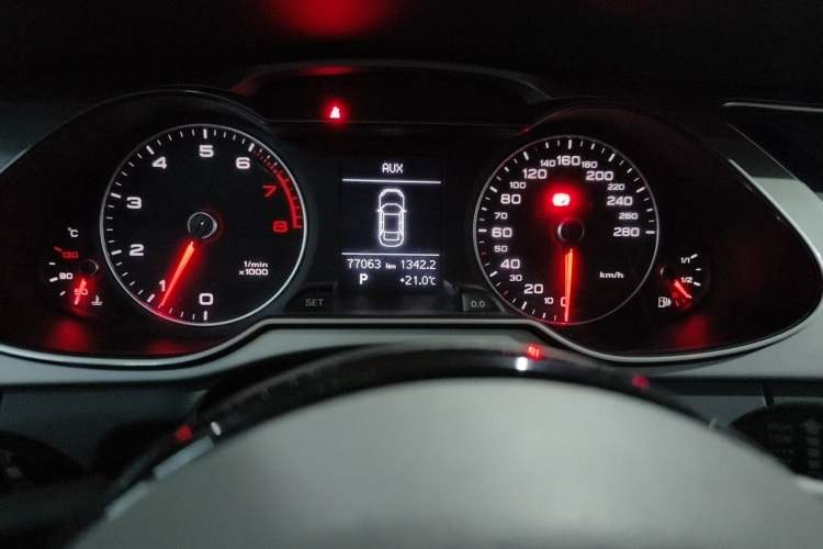 Used Audi A4L 2016 35 TFSI Collector's Edition Automatic Standard Model Odometer Close Up
