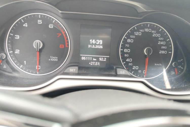 Used Audi A4L 2016 35 TFSI Collector's Edition Automatic Standard Model Odometer Close Up