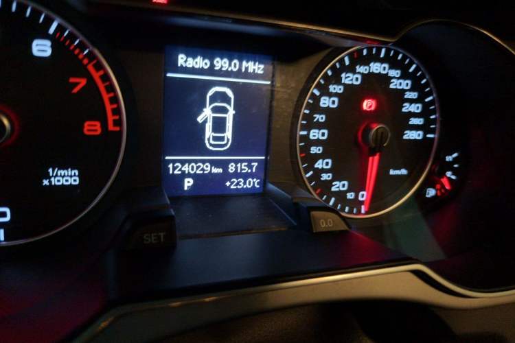 Used Audi A4L 2016 35 TFSI Collection Edition S line Comfort Model Odometer Close Up