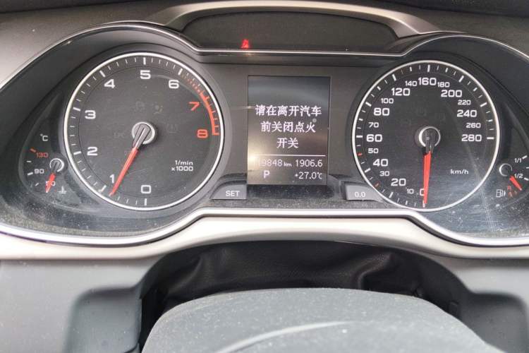 Used Audi A4L 2016 35 TFSI Automatic Comfort Model Odometer Close Up