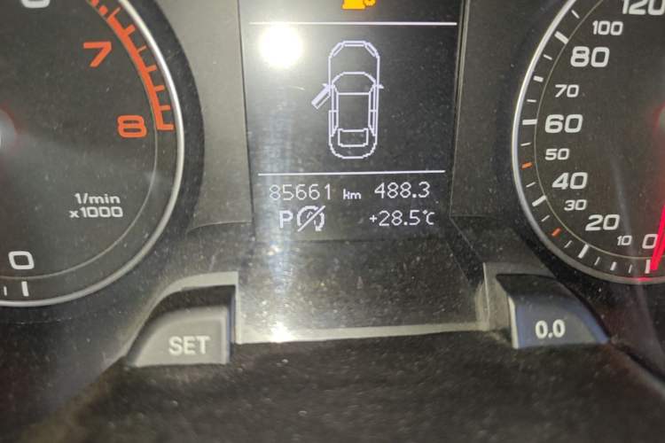 Used Audi A4L 2016 35 TFSI Automatic Comfort Model Odometer Close Up